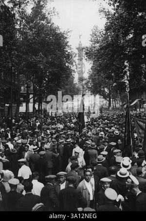 Célébrations du 14 juillet à Paris - la scène mouvementée sur la place de la Bastille le 14 juillet, à l'occasion de l'anniversaire de la prise de la Bastille. De grandes manifestations entre fascistes et anti-fascistes ont eu lieu, et des émeutes ont été redoutées. 14 juillet 1935. (Photo d'Associated Press photo). Banque D'Images