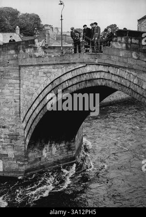 La clé du mystère est dans tourbillonnant Waters -- Un trou et quelques rayures sur le mur du parapet sont les seuls indices sur lesquels la police doit travailler. Barnard Castle, comté de Durham, la police commencera demain à traîner des opérations tourbillonnantes les eaux tiennent la réponse à un mystère qui les déconcerte - ce qui est arrivé aux occupants d'un camion de l'armée qui a été chassé tard hier soir d'un dépôt proche par des personnes non autorisées, s'est écrasé sur un pont dans la rivière, et a disparu sans laisser de traces. La police a déclaré à un journaliste de Paul Popper: "Nous ne savons pas qui était dans le camion. On dit que trois soldats ont pris Banque D'Images