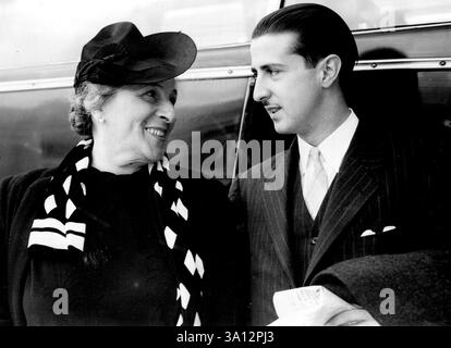 La veuve et le fils de Blériot sont arrivés pour célébrer le premier vol de la Manche -- Mme Blériot et son fils Jean discutent de leur arrivée à l'aéroport de Croydon cet après-midi, 24 juillet Louis Blériot, veuve du célèbre aviateur qui a traversé la Manche pour la première fois par avion il y a trente ans demain, est arrivée à l'aéroport de Croydon aujourd'hui, 24 juillet, avec son fils pour assister au dîner commémoratif à Londres ce soir. 1er janvier 1939. (Photo d'Associated Press photo). Banque D'Images