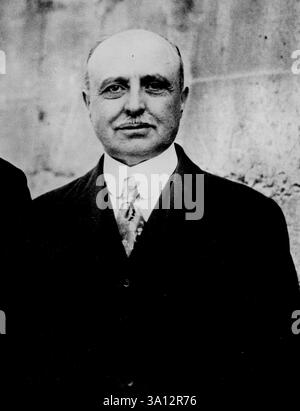 Il a traversé la Manche il y a 21 ans -- l'homme Louis Blériot qui a effectué le premier vol d'avion à travers la Manche il y a 21 ans en réponse à une offre de 25 000 France en tant que fabricant d'avions le plus important et force principale derrière le développement de l'aviation commerciale française. Aujourd'hui, à l'âge de 58 ans, Louis Blériot, qui a réussi ce vol, limite ses activités à la fabrication d'avions, et n'a pas piloté d'avion depuis des années. 12 août 1936. (Photo de Herbert photos, Inc.). Banque D'Images