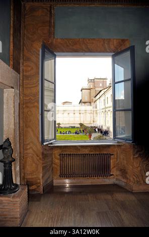 Blick durch ein Fenster in den Innenhof des Vatikanmuseum. ROM, Italien rom 2023 - 01 *** vue par une fenêtre dans la cour intérieure du Musée du Vatican Rome, Italie rom 2023 01 Banque D'Images