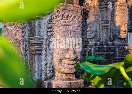 Cambodge, Siem Reap, décoration d'un restaurant, copie des sculptures des temples d'Angkor Banque D'Images