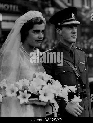 Trois princesses sont des demoiselles d'honneur au mariage de l'abbaye de Romsey - Un gros plan de la mariée et du marié alors qu'ils quittaient l'abbaye de Romsey après leur mariage cet après-midi (samedi). L'ancienne ville de Romsey, dans la New Forest, Hampshire, était en fête aujourd'hui (samedi). Des milliers de personnes sont venues de loin pour voir l'honneur Patricia Mountbatten, fille de 22 ans du vicomte Mountbatten de Birmanie, mariée au capitaine Lord Brabourne, les Coldstream Guards, à l'abbaye de Romsey. Trois princesses étaient demoiselles d'honneur. Leurs Majestés le Roi et la Reine, ainsi que d'autres membres de la famille royale, étaient présents, tout comme fa Banque D'Images