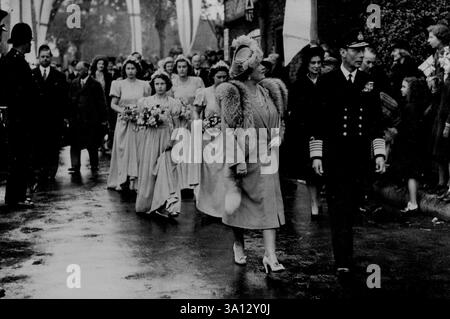 Le roi et la reine assistent au mariage L'honneur Patricia Mountbatten : le roi et la reine suivis par les demoiselles d'honneur - de gauche à droite Princesse Elizabeth, Princesse Alexandra, fille de la duchesse de Kent : Hon. Pamela Mountabatten, sœur de la mariée : et la Princesse Margaret Rose - quittant l'abbaye de Romsey après la cérémonie. Le roi et la reine étaient parmi les nombreux invités à assister au mariage à l'abbaye de Romsey (Hamphshire, of the Hon. Patricia Mountbatten, fille ou vicomte et vicomtesse Mountbatten, et le capitaine Lord Brabourne, Coldstream Guards. Trois princesses étaient parmi les demoiselles d'honneur. Octobre 26, 19 Banque D'Images