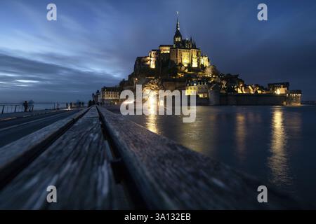 France, Manche, Mont Saint-Michel, heure bleue au pied du Mont Banque D'Images