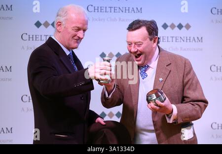 Photo du dossier datée du 15-03-2019 de Willie Mullins (à gauche) et Nicky Henderson. Mullins n'a pas besoin de remonter à l'époque de Champion Hurdle et de Dawn Run, héroïne de la Gold Cup, pour souligner à quel point les rêves de Cheltenham peuvent être rapidement anéantis, bien sûr, avec l'explosion de Nicky Henderson en 2024, la première année en 16 de l'entraîneur vétéran sans vainqueur du Festival après qu'un bug apparent ait balayé Seven Barrows - encore frais dans la mémoire. Date d'émission : jeudi 6 mars 2025. Banque D'Images