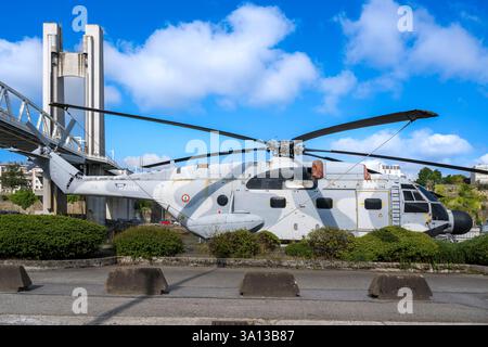 La France, le Finistère, Brest, l'arsenal, le port militaire est une base navale de la Marine française, hélicoptère militaire réformé Banque D'Images