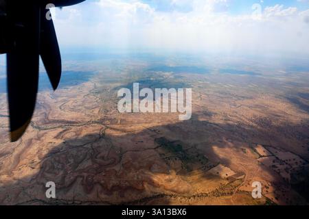 Vue sur le désert de Thar depuis un avion, Rajasthan, Inde. Les hélices et le désert de Thar dans le cadre. Magnifique jeu de lumière du soleil et d'ombre de nuages. Banque D'Images