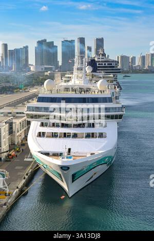 Miami, Floride, États-Unis - 4 janvier 2025 : navire de croisière norvégien Jade amarré dans le port de Miami. Banque D'Images