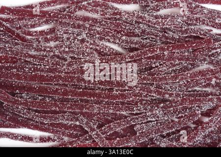 plein cadre de bâtons de réglisse de cerise sauvage lot sur fond blanc Banque D'Images