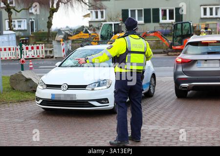 Große Kontrollaktion gegen Straßenkriminalität und Messergewalt in Solingen Im Stadtgebiet Solingen führte die Solinger Polizei ab Freitagmittag 28.02.2025 umfangreiche Kontrollmaßnahmen an verschiedenen Stellen durch. Die größte Kontrollstelle richteten die Beamten direkt zu Beginn der mehrstündigen Aktion an der Neuenkamper Straße B229 ein und zogen dutzende Fahrzeuge unterhalb des Peter-Höfer-Platzes auf einem Parkplatz raus und führten Kontrollen durch. Nach Angaben von Polizeisprecher Andreas Reuter drehten sich die Kontrollen rund um das Thema Straßenkriminalität, Messergewalt und sonst Banque D'Images
