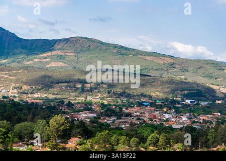 Vue panoramique de Samaipata Bolivie charmante ville touristique entourée de collines luxuriantes et de beauté naturelle dans le département de Santa Cruz Banque D'Images