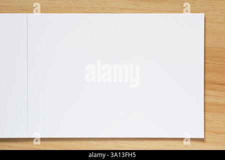 gros plan de la page blanche de l'album aquarelle posée sur la table en bois Banque D'Images