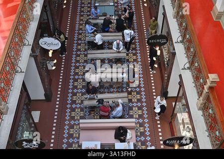 L'intérieur du centre commercial Strand Arcade, une galerie marchande de style victorien classée au patrimoine de Melbourne, en Australie Banque D'Images