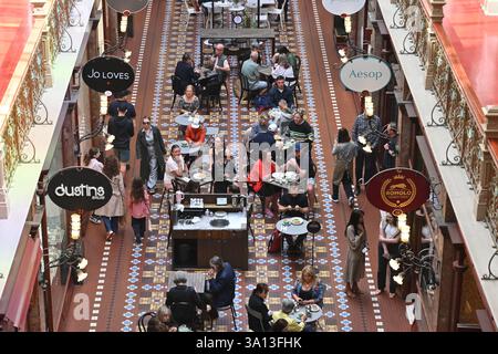 L'intérieur du centre commercial Strand Arcade, une galerie marchande de style victorien classée au patrimoine de Melbourne, en Australie Banque D'Images