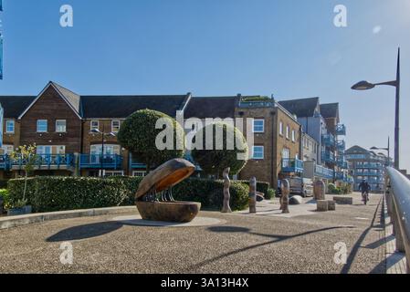 Immeubles d'appartements sur la promenade de la rivière Adur. West Sussex,. Angleterre. Banque D'Images
