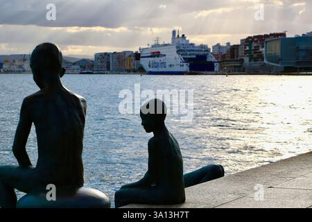 Sculpture en bronze front de mer Los Raqueros avec le Brittany Ferries Guiilaume de Normandie ferry hybride dans le port Santander Cantabrie Espagne Europe Banque D'Images