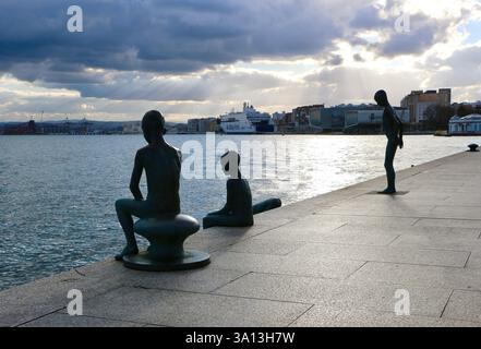 Sculpture en bronze front de mer Los Raqueros avec le Brittany Ferries Guiilaume de Normandie ferry hybride dans le port Santander Cantabrie Espagne Europe Banque D'Images