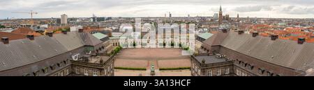 Une vue panoramique sur le paysage urbain de Copenhague vu de Christiansborg Slot, regardant vers le sud-ouest. La scène capture la grandeur de la zone du château Banque D'Images