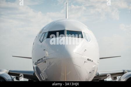 Boeing 737 (UR-UBC) garé près de la porte d'embarquement de l'aéroport, vue rapprochée. Vue de face symétrique d'avions blancs au sol. Banque D'Images