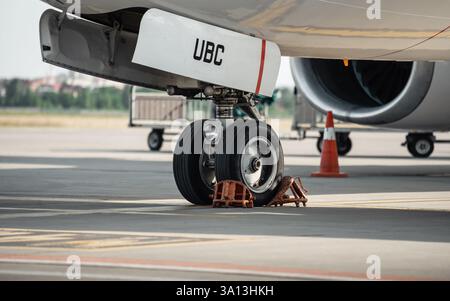 Vue rapprochée du train d'atterrissage d'un avion. Vue en bas angle du Boeing 737-800 de Bees Airline (UR-UBC) en préparation pour un vol. Banque D'Images