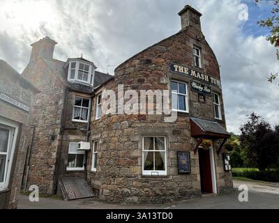Belle ville écossaise des Highlands d'Aberlour dans le Speyside en Écosse. Anciens bâtiments en pierre et vue sur le village des bâtiments. Attraction touristique écossaise Banque D'Images