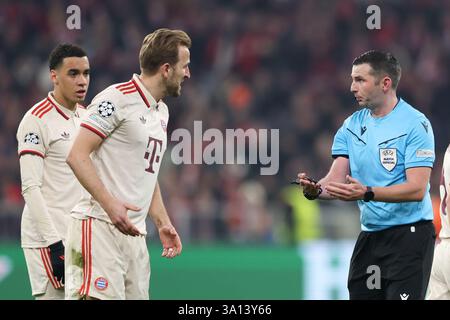 Jamal Musiala du Bayern Munich (G), Harry Kane du Bayern Munich (C) et Michael Oliver d'Angleterre (d) vus en action lors du match de l'UEFA Champions League 2024/2025 entre le Bayern Munich et Bayer Leverkusen à l'Allianz Arena. Score final ; Bayern Munich 3 : 0 Bayer Leverkusen. Banque D'Images