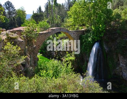 Pont Clandras et cascade, situé dans la ville d'Usak en Turquie, est un important centre touristique de la région. Le pont a été construit pendant la RO Banque D'Images