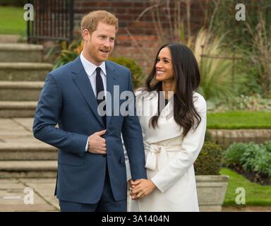 Dossier photo datée du 27/11/17 du duc et de la duchesse de Sussex, dans le Sunken Garden du palais de Kensington, Londres, après l'annonce de leurs fiançailles. La duchesse de Sussex a raconté son amour de pouvoir «tenir, toucher et embrasser» les gens après avoir précédemment révélé que son étreinte avait été «secouant» pour la famille royale. Date d'émission : jeudi 6 mars 2025. Banque D'Images