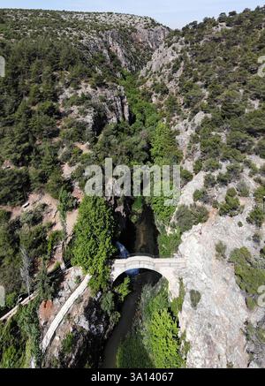 Pont Clandras et cascade, situé dans la ville d'Usak en Turquie, est un important centre touristique de la région. Le pont a été construit pendant la RO Banque D'Images