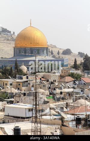 Une vue captivante sur le Dôme du Rocher à Jérusalem, avec le paysage urbain historique qui l'entoure, mettant en valeur sa signification culturelle et religieuse Banque D'Images
