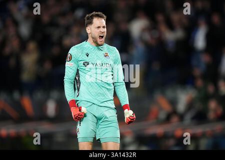Alejandro Remiro, gardien de la Real Sociedad, célèbre la victoire de Mikel Oyarzabal après avoir marqué le premier but de son équipe lors de la manche de l'UEFA Europa League Round of 16, match de première manche au Reale Arena de Saint-Sébastien, en Espagne. Date de la photo : jeudi 6 mars 2025. Banque D'Images