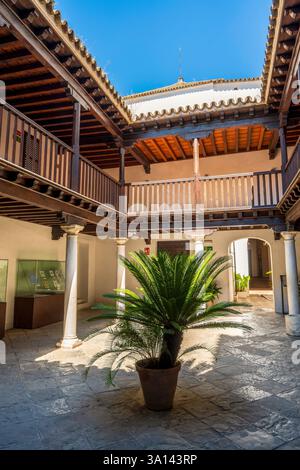 Patio del Asistente dans le Alcázar royal de Séville : une cour de style mudéjar avec des galeries en bois, des colonnes mauresques et une architecture andalouse SP Banque D'Images