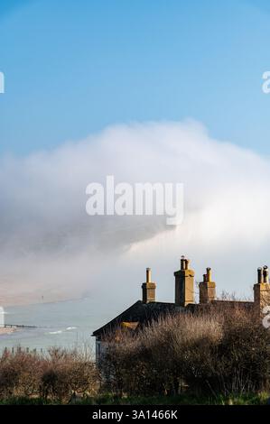 Brouillard qui roule sur les sept Sœurs, des Coastguard Cottages, Cuckmere Haven, Seaford Banque D'Images