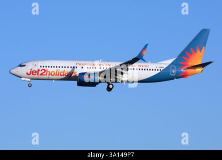 Un Boeing 737-800 de Jet2 dans une livrée Jet2 Holidays à l'aéroport d'Arrecife Lanzarote Banque D'Images