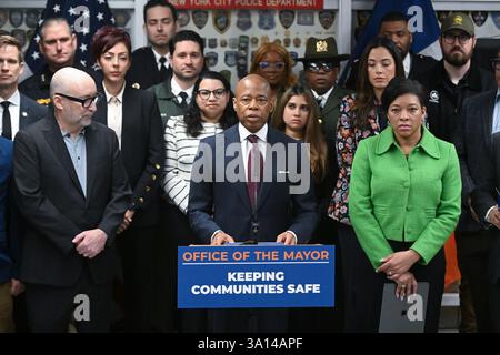 Le maire Eric Adams fait une annonce liée à la sécurité publique et à la qualité de vie au 6e commissariat de NYPD le 6 mars 2025 à New York. Banque D'Images