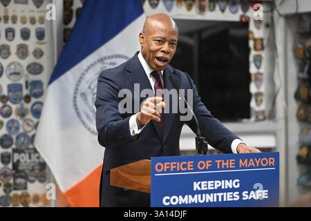Le maire Eric Adams fait une annonce liée à la sécurité publique et à la qualité de vie au 6e commissariat de NYPD le 6 mars 2025 à New York. Banque D'Images