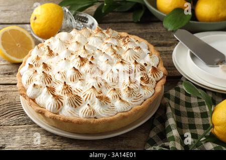 Délicieuse tarte meringue et citrons sur table en bois, gros plan Banque D'Images
