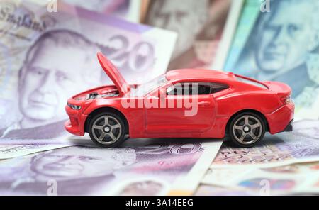 MODÈLE DE VOITURE AVEC CAPOT OUVERT ET BILLETS DE BANQUE BRITANNIQUES RE RÉPARATIONS COÛTS PANNES PRIX PIÈCES DE RECHANGE ETC UK Banque D'Images