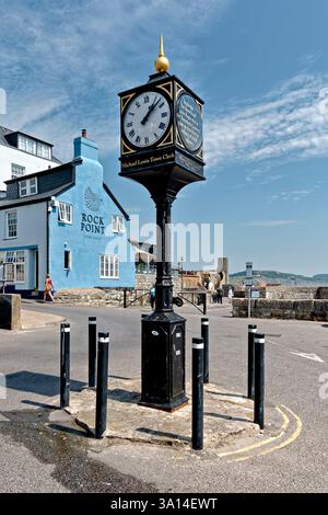 Lyme Regis, Dorset, Angleterre, Royaume-Uni - juillet 31 2024 : The Millennium Clock et The Rock point Inn à Cobb Gate à Lyme Regis, Dorset, Angleterre, Royaume-Uni Banque D'Images