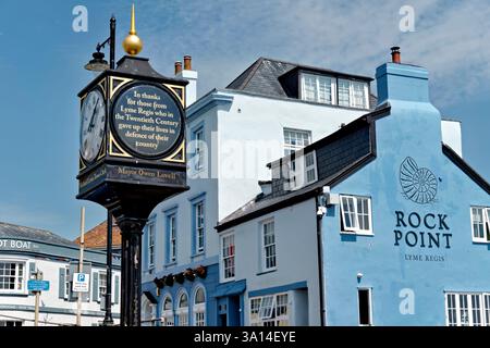 Lyme Regis, Dorset, Angleterre, Royaume-Uni - juillet 31 2024 : The Millennium Clock et The Rock point Inn à Cobb Gate à Lyme Regis, Dorset, Angleterre, Royaume-Uni Banque D'Images