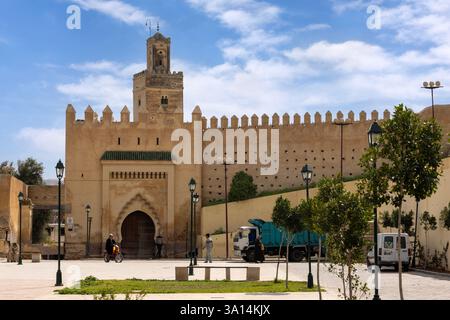 Bab Guissa est la porte principale du nord-ouest avec un cimetière à proximité de Fes el Bali, la vieille ville fortifiée de Fès, au Maroc. Banque D'Images