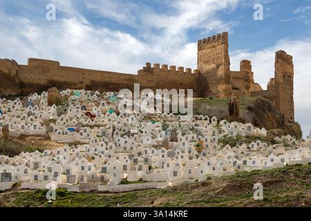 Bab Guissa est la porte principale du nord-ouest avec un cimetière à proximité de Fes el Bali, la vieille ville fortifiée de Fès, au Maroc. Banque D'Images