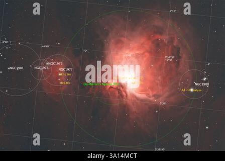 Une vue imprenable sur la nébuleuse d'Orion dans de superbes teintes rouges, avec ses vastes environs étoilés, image annotée Banque D'Images