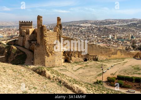 Les tombeaux Marinides en ruines sont situés sur une colline surplombant Fès el-Bali, la vieille ville de Fès, au Maroc. Banque D'Images