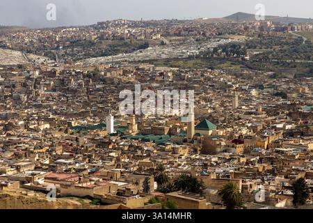 Les tombeaux Marinides en ruines sont situés sur une colline surplombant Fès el-Bali, la vieille ville de Fès, au Maroc. Banque D'Images