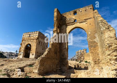 Les tombeaux Marinides en ruines sont situés sur une colline surplombant Fès el-Bali, la vieille ville de Fès, au Maroc. Banque D'Images