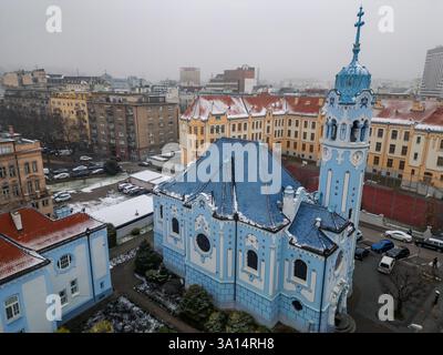 02-20-2025, Bratislava. Vue aérienne de l'église bleue de la préparation Elizabeth, une église catholique construite dans le style art nouveau, se distinguant parmi d'autres buildi Banque D'Images