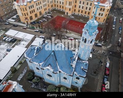 02-20-2025, Bratislava. Vue aérienne de l'église bleue de la fabrique Elisabeth à Bratislava, Slovaquie, mettant en valeur sa façade bleue distinctive et complexe Banque D'Images