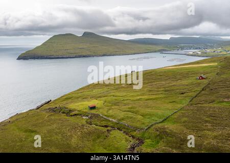 Vue aérienne époustouflante de la côte spectaculaire des îles Féroé Banque D'Images